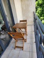 Uma varanda ou terra&ccedil;o em Appartement F3 &eacute;l&eacute;gant avec balcon &agrave; 15 mn de Paris, Stade de France, CDG