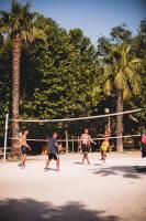 eine Gruppe Männer, die Volleyball spielen in der Unterkunft Les Prairies de la Mer in Grimaud