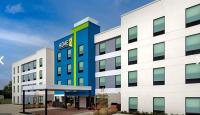 Un gran edificio blanco con un cartel de Nike. en Home2 Suites by Hilton Stevens Point, en Stevens Point