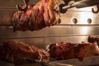 Dos piezas de carne cocinándose en un horno. en Mettner Hof, en Metten