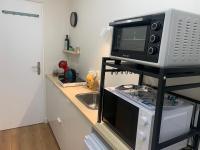 a kitchen with a microwave and a stove at Studio B hyper centre in Lons-le-Saunier