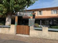 Un cartel que dice "Pizzaaza" frente a un edificio. en LOGIS HOTELS - Hôtel et Restaurant L'Océana, en Lanton
