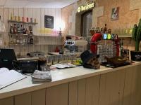 un mostrador en un restaurante con una barra con un mostrador en LOGIS HOTELS - Hôtel et Restaurant L'Océana, en Lanton