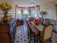 een eetkamer met een tafel en stoelen bij La Terra Rosa in Marrakesh