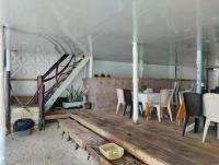 uma sala de jantar com uma mesa e cadeiras numa tenda em HOSTAL LAMAR BARU dónde Gertrudis em Playa Blanca