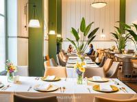 ウドーンターニーにあるHotel MOCOのダイニングルーム(白いテーブル、椅子、人数あり)