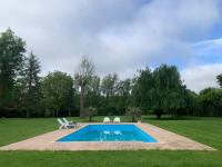 Basen w obiekcie Appartement familial au bord de la Marne, jardin tropical , piscine, tennis, terrasse, parking gratuit proche Disneyland lub w pobliżu