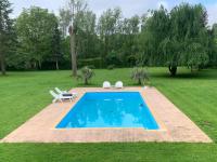 Basen w obiekcie Appartement familial au bord de la Marne, jardin tropical , piscine, tennis, terrasse, parking gratuit proche Disneyland lub w pobliżu