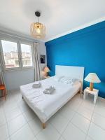 Łóżko lub łóżka w pokoju w obiekcie Général Ferrié 3 pcs AR Croisette Martinez by Olam Properties