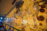 Amber VIP Hotel في بافيلوستا: مجموعة من كؤوس النبيذ تجلس على منضدة