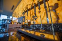 Amber VIP Hotel في بافيلوستا: طاولة مطبخ مع أدوات معلقة من الجدار