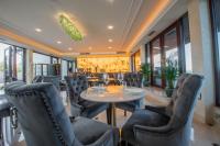 Amber VIP Hotel في بافيلوستا: مطعم بطاولة وكراسي ونوافذ