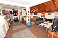 una sala de estar con un sofá y una mesa en Blue Lake hostel, en Ohrid