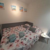 Łóżko lub łóżka w pokoju w obiekcie Petit paradis classé 3 étoiles à 200m de la plage! Terrasse-Wifi-Parking-clim