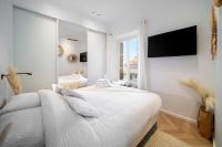 Łóżko lub łóżka w pokoju w obiekcie REF 1466 - Cannes Back Croisette - Penthouse for rent