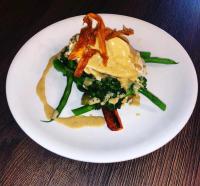 Un plato blanco de comida con verduras y tocino. en Manor House Hotel, en Thurso