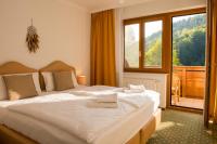 A bed or beds in a room at Dorfpension Mariahilfberg