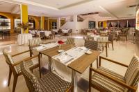 a dining room with tables and chairs in a restaurant at Blue Tree Daj Resort & Marina in Ribeirão Claro