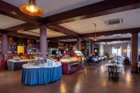 诺维格勒伊斯特拉Boutique Hotel Nautica - SPA & wellness, FREE Parking, Pet friendly的一家餐厅，里面有两张桌子，有人坐在桌子旁。