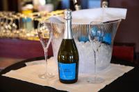 诺维格勒伊斯特拉Boutique Hotel Nautica - SPA & wellness, FREE Parking, Pet friendly的桌子上放有一瓶葡萄酒和两杯酒