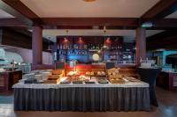 诺维格勒伊斯特拉Boutique Hotel Nautica - SPA & wellness, FREE Parking, Pet friendly的餐厅的餐桌上放着食物