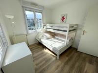 Uma ou mais camas em beliche em um quarto em L&#39;Escale - T3 Cosy - Parking, RER A et Disneyland