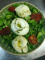 A Ribeira do Tambre في Troitosende: سلطة خضراء مع بيض وسبانخ في طبق
