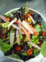 A Ribeira do Tambre في Troitosende: طبق سلطة خضراء مع اللحم والخضراوات