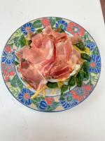 een bord met vlees en groenten erop bij Bungalow BAMBOLERA in Torrelaguna