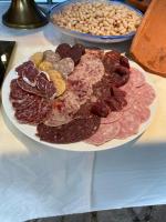 een bord met verschillende soorten voedsel op een tafel bij Bungalow BAMBOLERA in Torrelaguna