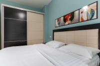 Un dormitorio con una gran cama blanca con dos almohadas. en K&amp;M apartment, en Tirana