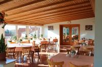 Un restaurante con mesas, sillas y ventanas. en Lauenburger Mühle, en Lauenburgo/Elbe