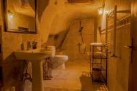 Koupelna v ubytování Carmin Cave Hotel