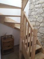escalera de madera en una habitación con pared de piedra en Agréable chambre privée avec entrée indépendante, en Langeais