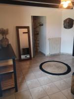 Habitación con espejo y alfombra en el suelo de baldosa. en Agréable chambre privée avec entrée indépendante, en Langeais