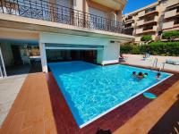 Bazén v ubytovaní Le COQ Bleu d'Azur - Piscine - Parking! alebo v jeho blízkosti