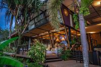 una casa con palmeras delante en Big Sun Residences By iRETREAT, en Ko Yao Noi