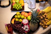 una mesa con una bandeja de frutas y hortalizas en Big Sun Residences By iRETREAT, en Ko Yao Noi