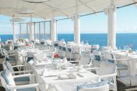 un groupe de tables et de chaises blanches et l'océan dans l'établissement Escape to Paradise, Deluxe Fractional 2BR Garden Pool Villa Private Beach Near Uluwatu, à Uluwatu