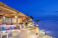 un patio avec des canapés, une table et une lumière dans l'établissement Escape to Paradise, Deluxe Fractional 2BR Garden Pool Villa Private Beach Near Uluwatu, à Uluwatu