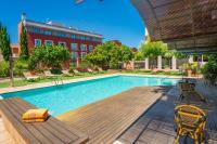 Bazén v ubytování Apartaments Suites Sant Jordi nebo v jeho okolí