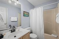 Ein Badezimmer in der Unterkunft Condo in Gulf Shores King Suite
