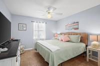 Ein Bett oder Betten in einem Zimmer der Unterkunft Condo in Gulf Shores King Suite