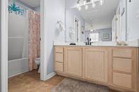 ein Badezimmer mit Waschbecken, Badewanne und Toilette in der Unterkunft Condo in Gulf Shores King Suite in Gulf Shores