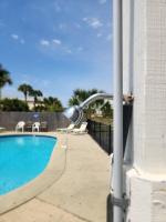 Der Swimmingpool an oder in der Nähe von Condo in Gulf Shores King Suite