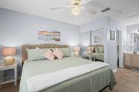 ein Schlafzimmer mit großem Bett und ein Badezimmer in der Unterkunft Condo in Gulf Shores King Suite in Gulf Shores