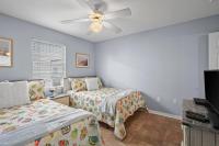 Ein Bett oder Betten in einem Zimmer der Unterkunft Condo in Gulf Shores King Suite