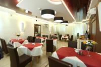 Reštaurácia alebo iné gastronomické zariadenie v ubytovaní Hotel Korona