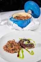 un plato blanco con comida en una mesa blanca en Farol Hotel, en Cascais