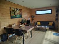 Televízia a/alebo spoločenská miestnosť v ubytovaní Cottage chaleureux avec Sauna & Jacuzzi